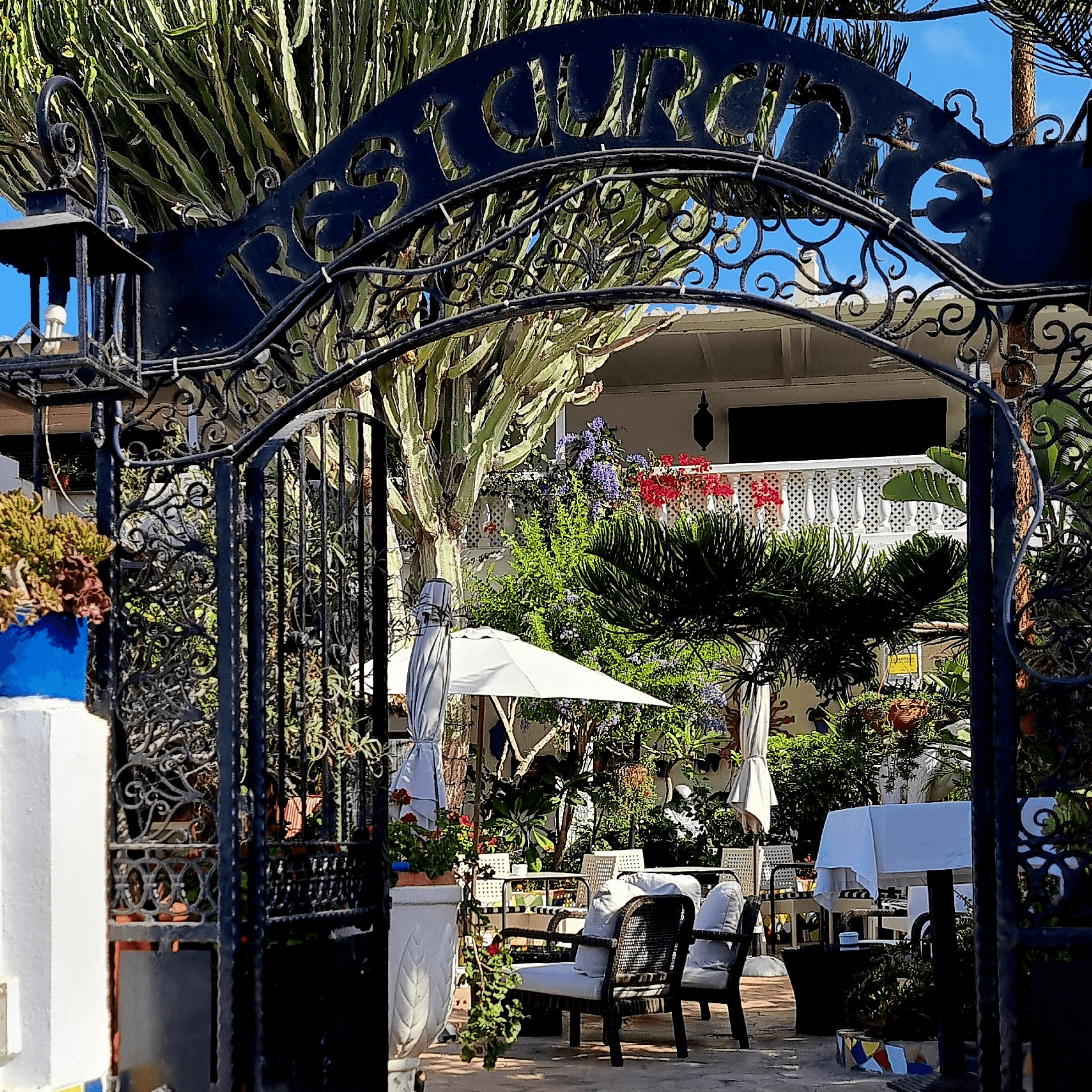 restaurante-costa-adeje-la-caleta-ingreso-a-exterior-puerta