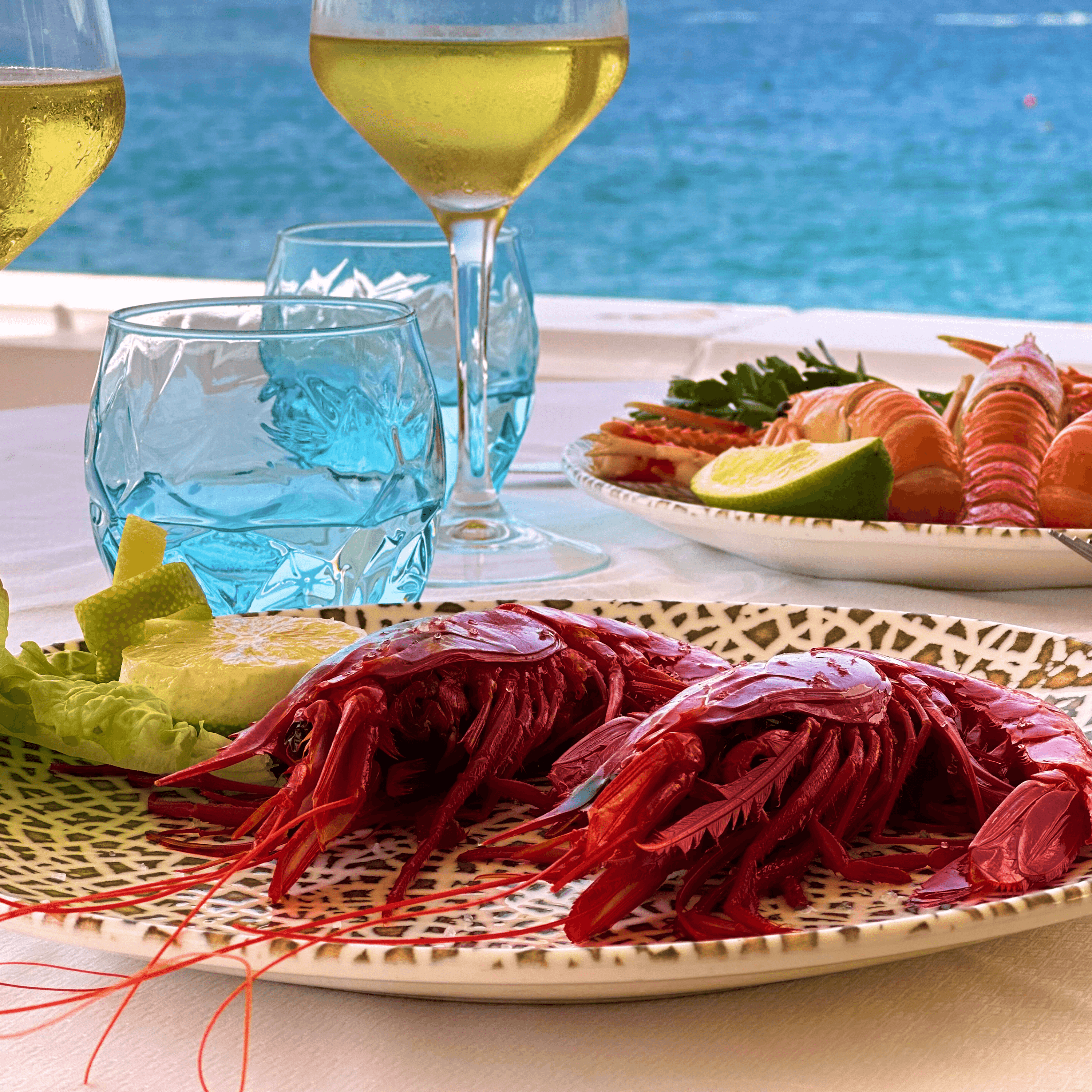 restaurante-costa-adeje-la-caleta-plato-de-langosta-con-mar-de-fondo